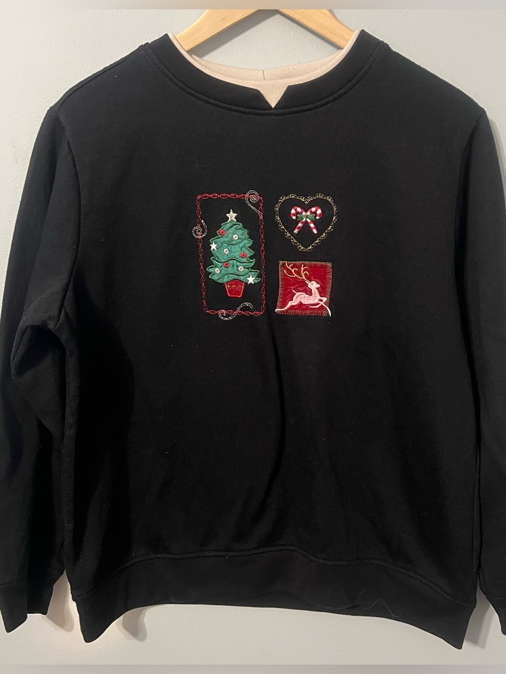 Vintage Christmas Crewneck Women’s M Black Embroidered Sweatshirt Tree Reindeer